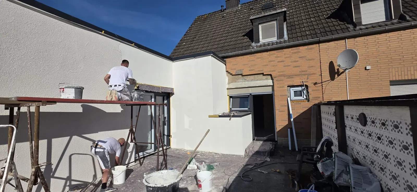 Fassadenarbeiten an einem Altbau mit Gerüst – ES Bauvision