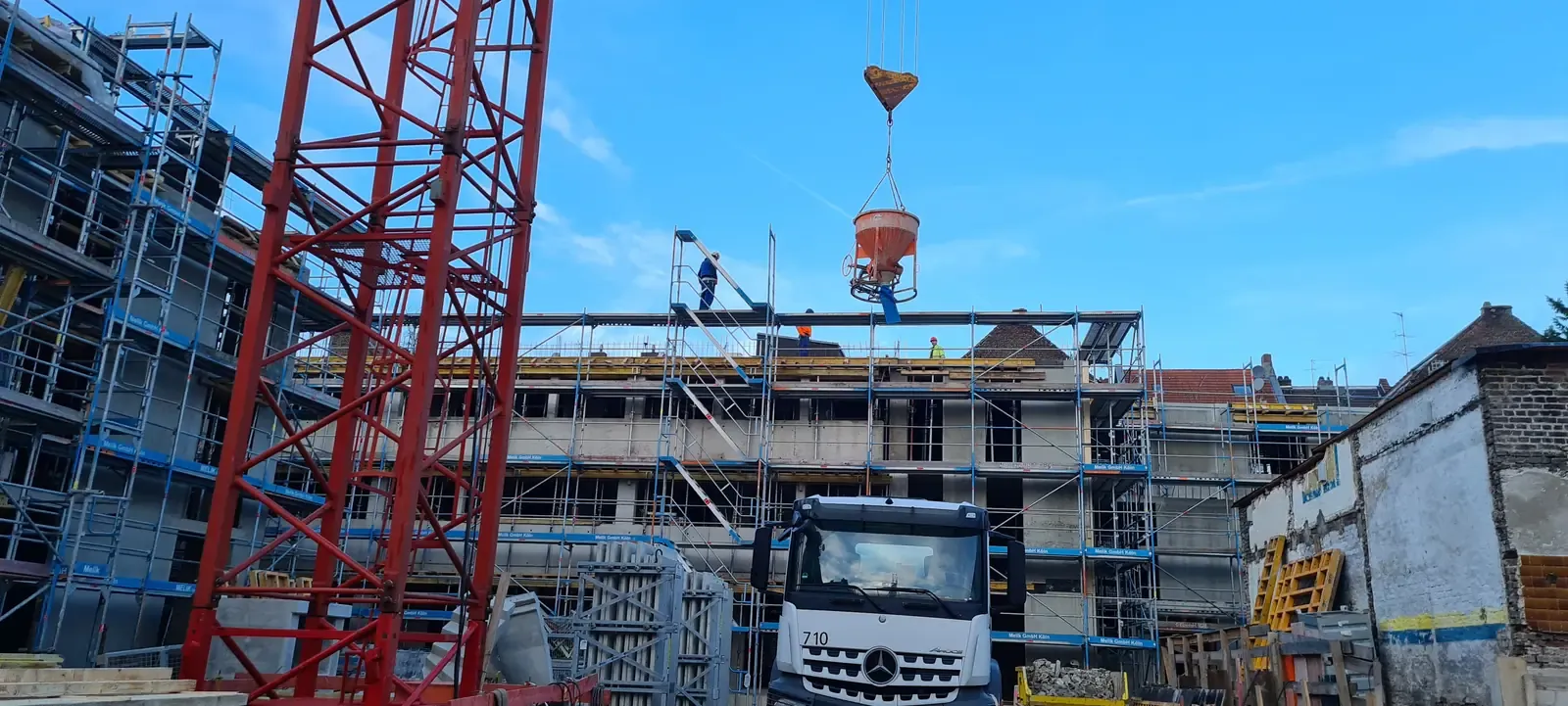 Rohbau-Baustelle mit Kran – ES Bauvision